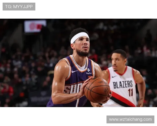 吉莱斯皮称赞布克决策果断自己专注于接球投篮半场贡献12分 吉莱斯皮称赞布克决策果断自己专注于接球投篮半场贡献12分